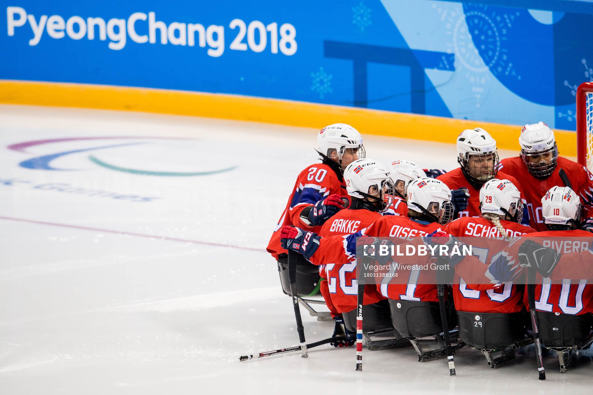 Players of Norway gather in a circle