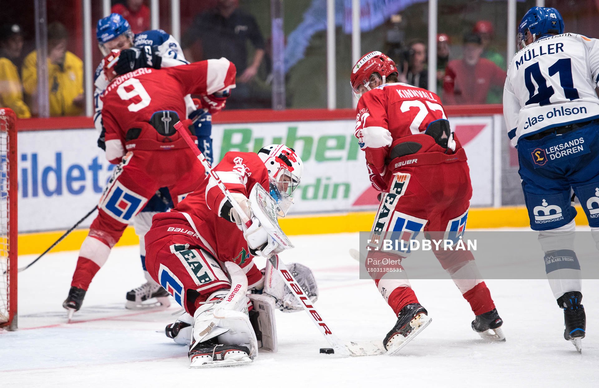 Timrås målvakt Henrik Haukeland räddar