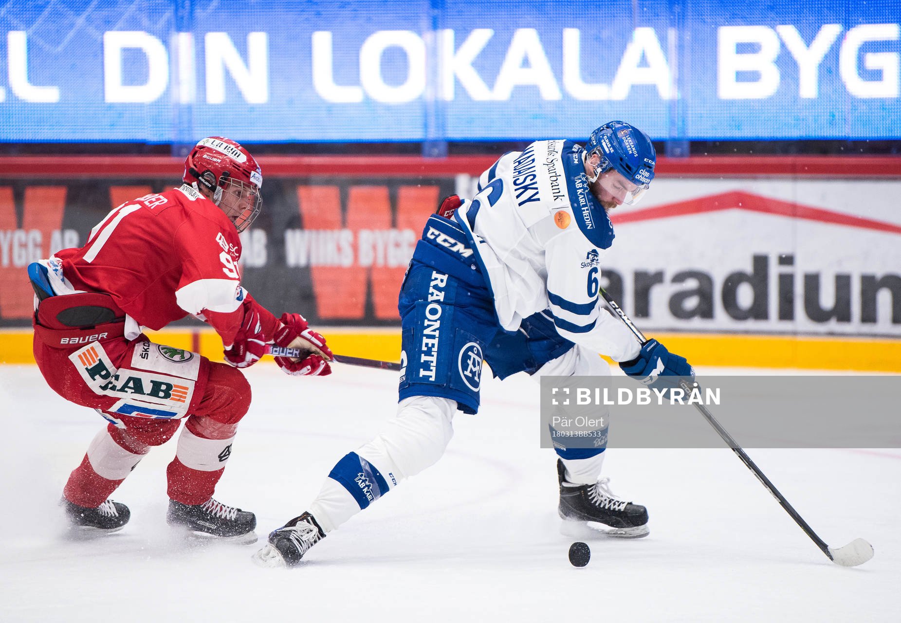 Leksands Austin Madaisky jagas av Timrås Filip Hållander