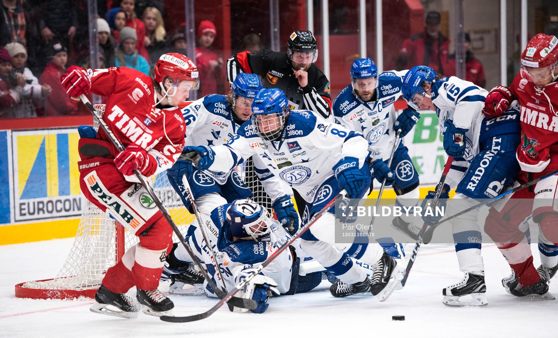 Timrås Jonathan Dahlen i närkamp framför mål