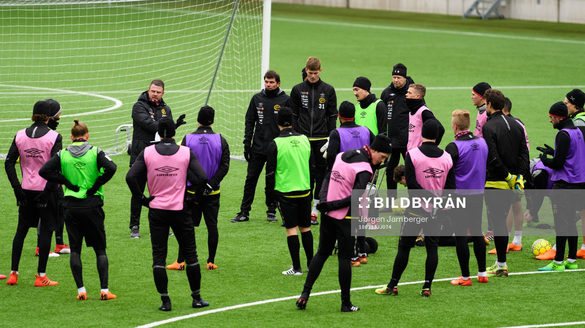 manager Jimmy Thelin instruerar spelarna