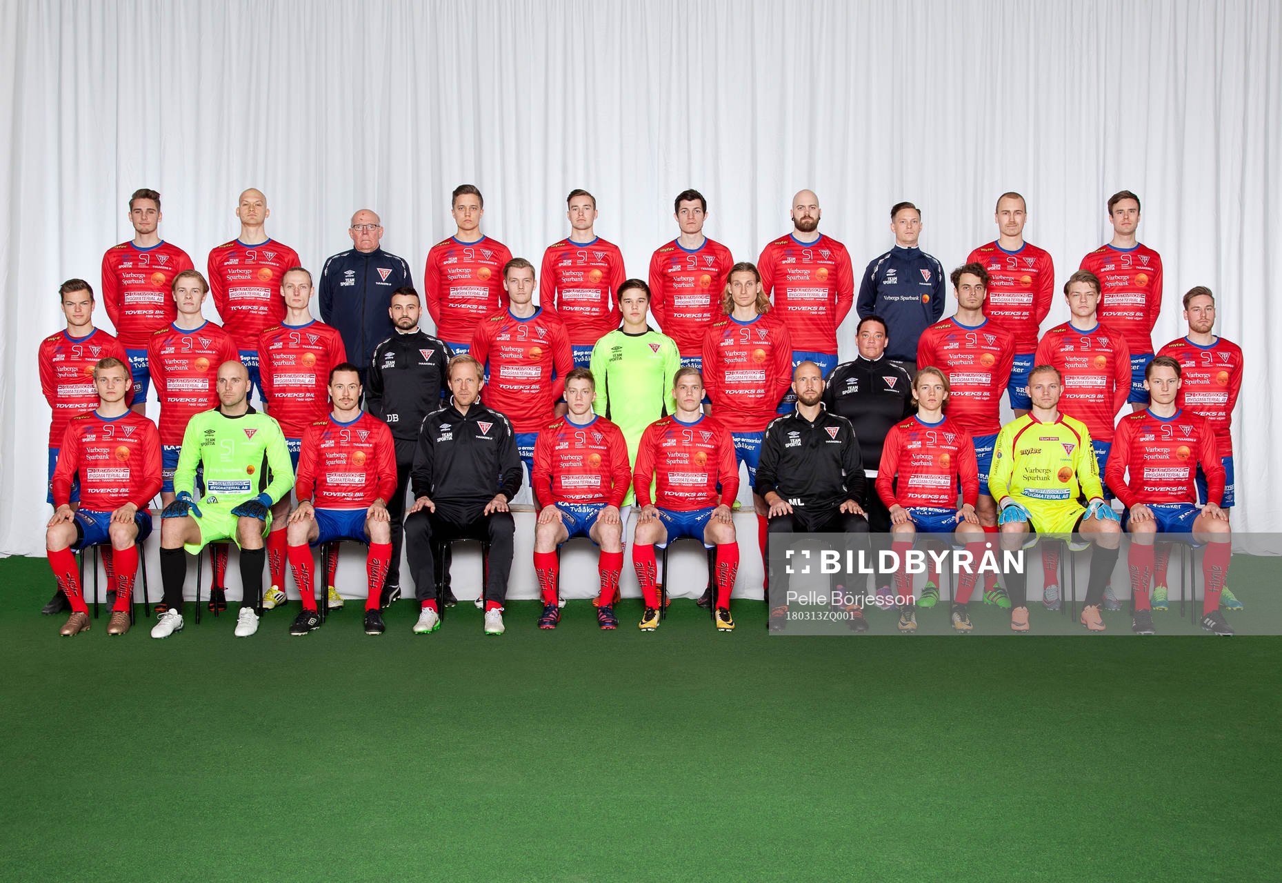 Tvååker poserar för en lagbild den 13 mars 2018 i Tvååker. Bakre ledet från vänster: Richard Cindric, Viktor Nilsson, materialförvaltare Lars-Erik Ankar, Emanuel Börjesson, Adam Lindgren, Olovier Nedanovski, Fredrik Haag, players manager Emil Zander, Jakob Adolfsson, Tobias Malm. Mittenledet från vänster: Albin Winbo, Viktor Andersson, Alexander Johansson, målvaktstränare Dusan Babic, Jonathan Eriksson, Axel Svensson, Erik Nilsson, massör Jennie Adolfsson, Arif Azemi, Anton Nilsson, Christoffer Arvidsson. Sittande från vänster: Johan Persson, Joakim Dahlberg, Rasmus Andersson, spelarutvecklare Gustaf Andersson, David Strutski Persson, Lucas Henriksson, huvudtränare Mattias Lindström, Johan Tuvendal, Johan Ekelundh, Sebastian Ekwall.