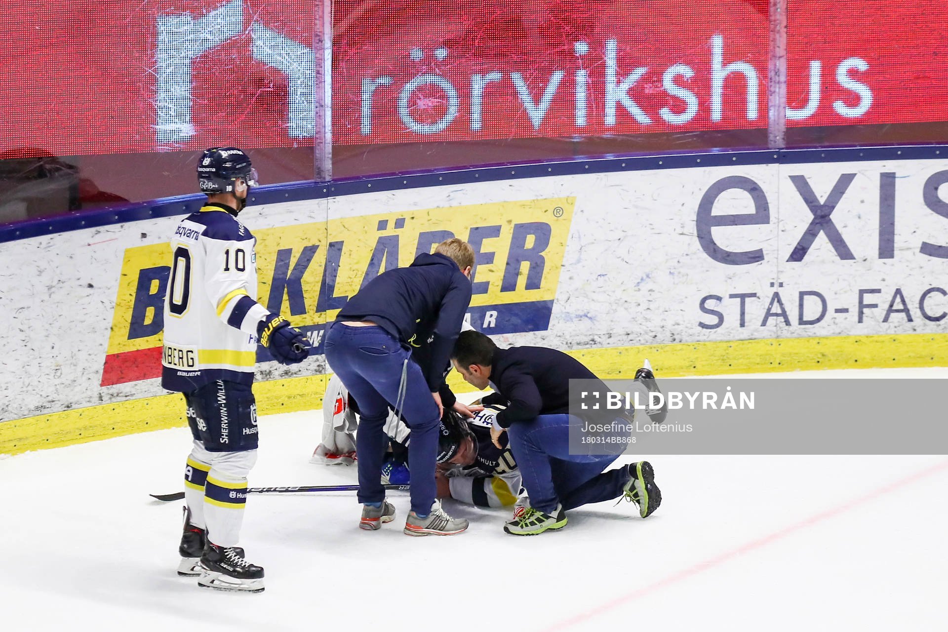 s Lawrence Pilut med skada
