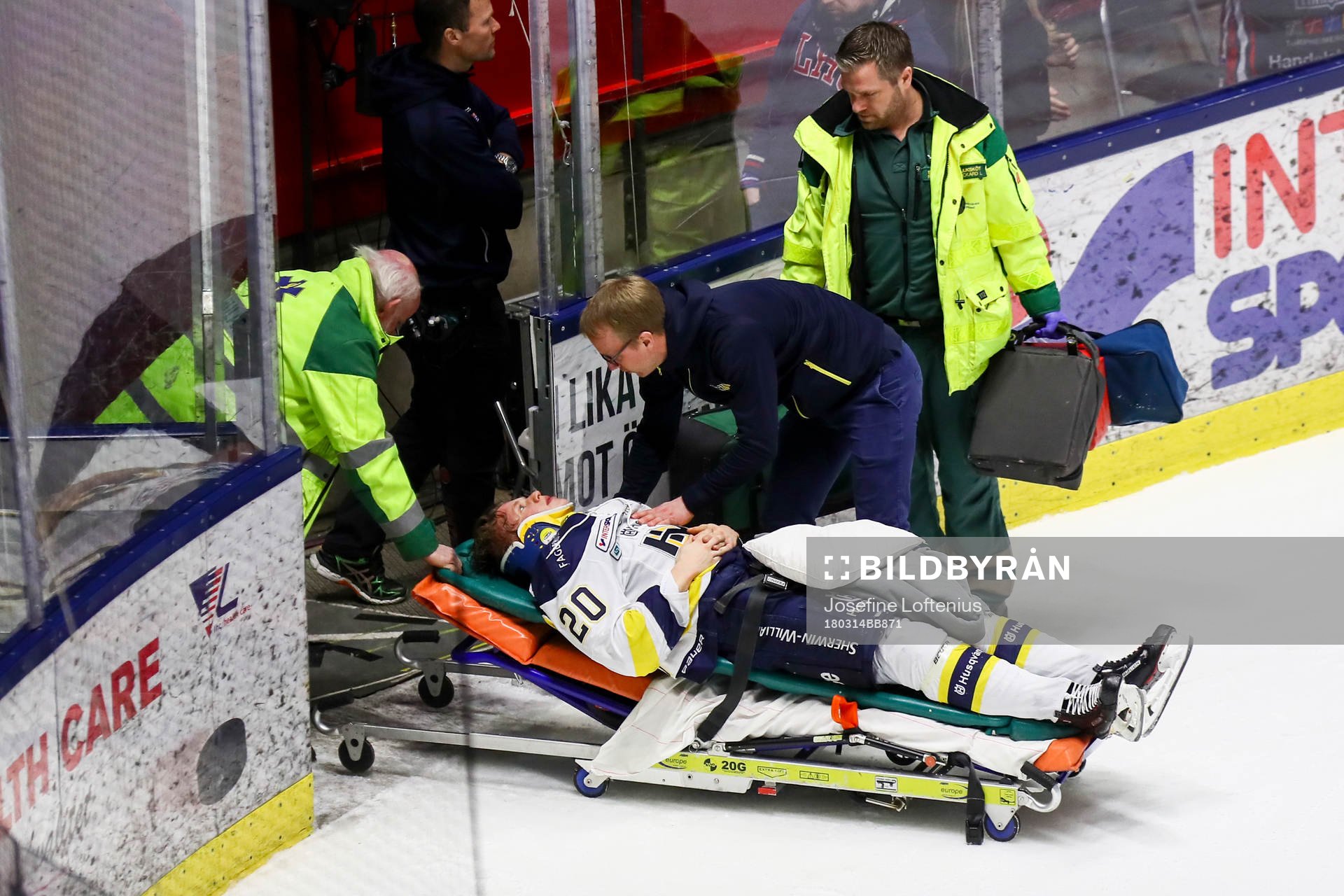 s Lawrence Pilut med skada