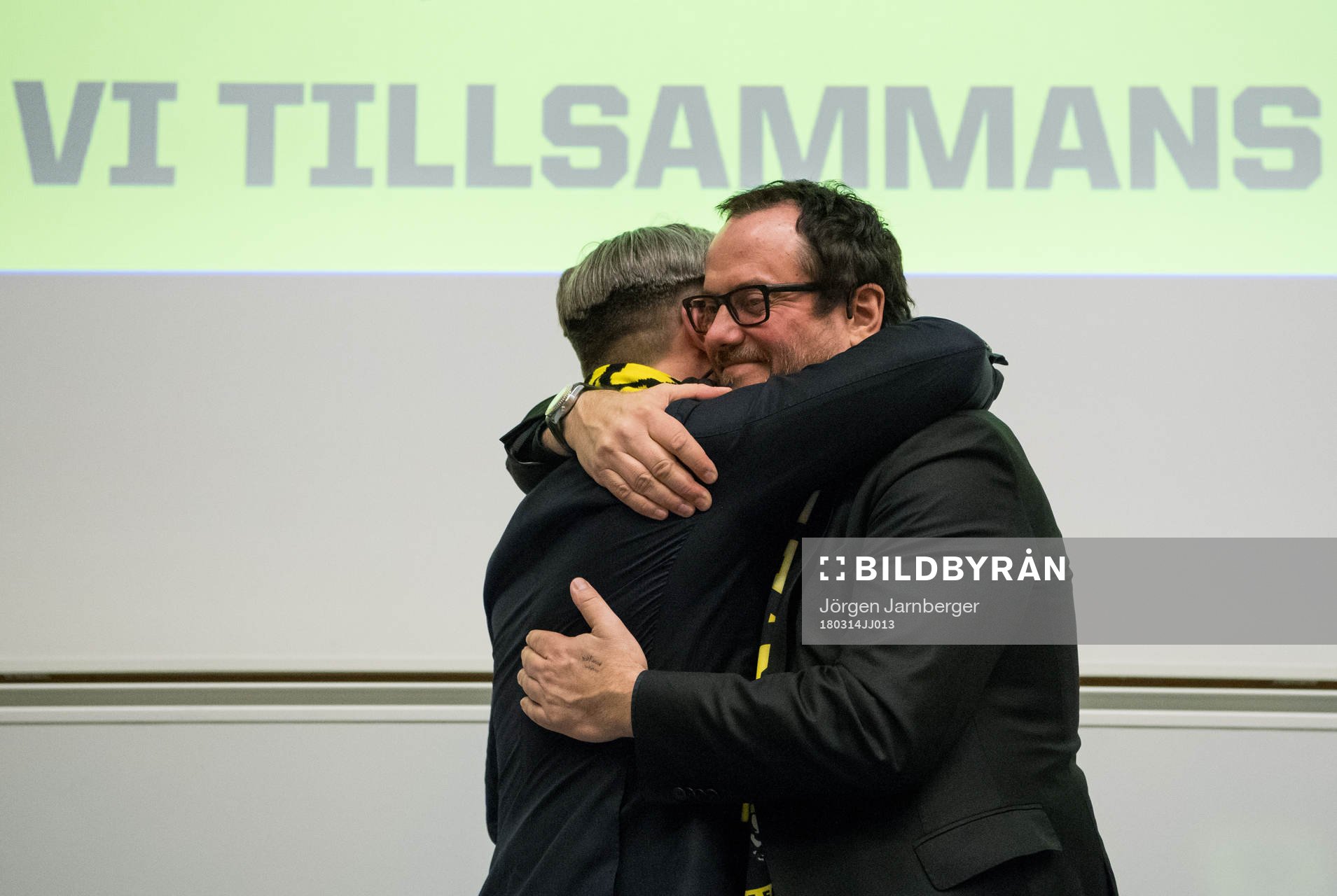 Elfsborgs ordförande Sune Lundqvist kramar om avgående ordförande Bo Johansson under det Allsvenska fotbollslaget Elfsborgs årsmöte den 14 mars 2018 i Borås.