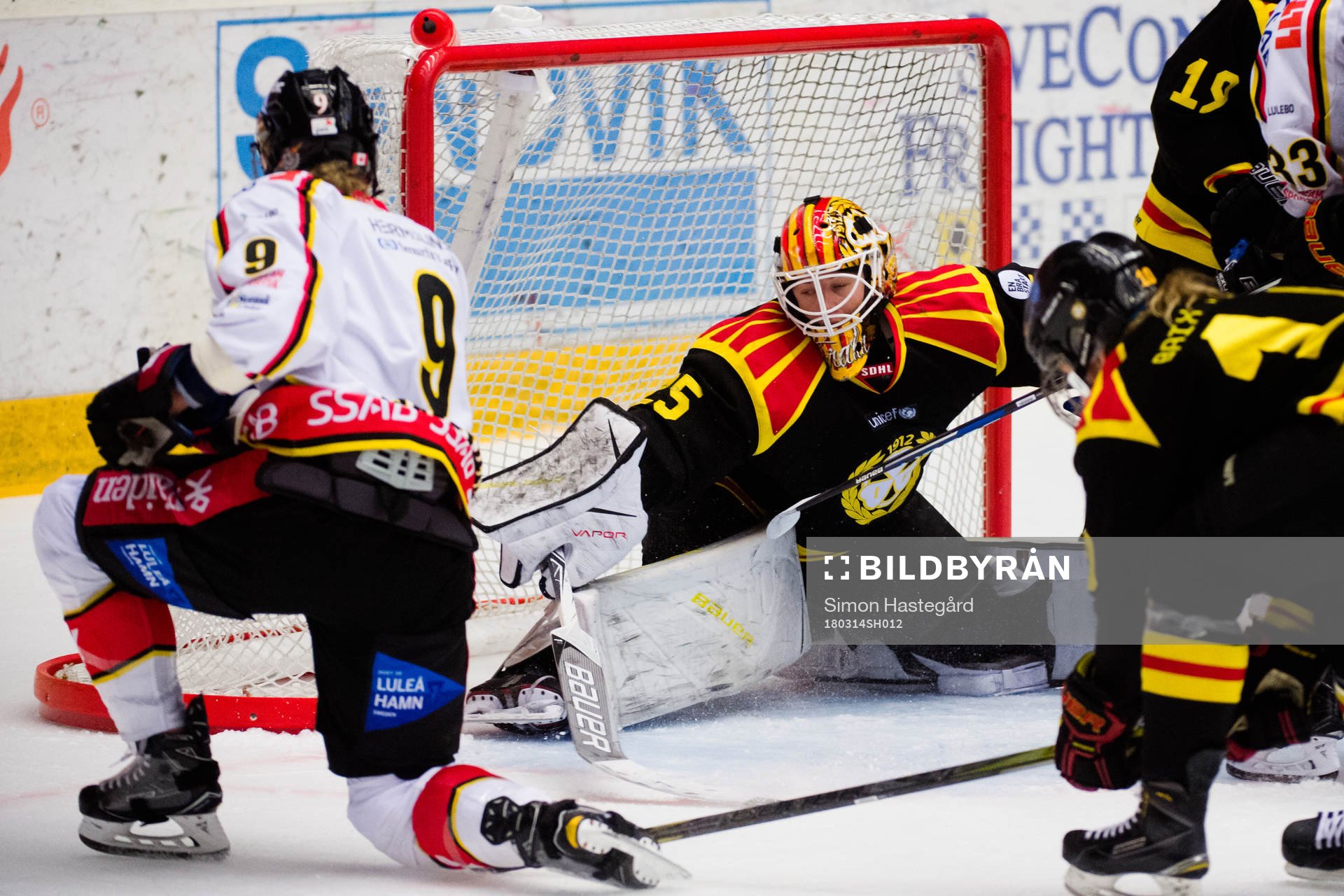 Luleås Jennifer Wakefield gör 1-5 bakom Brynäs målvakt