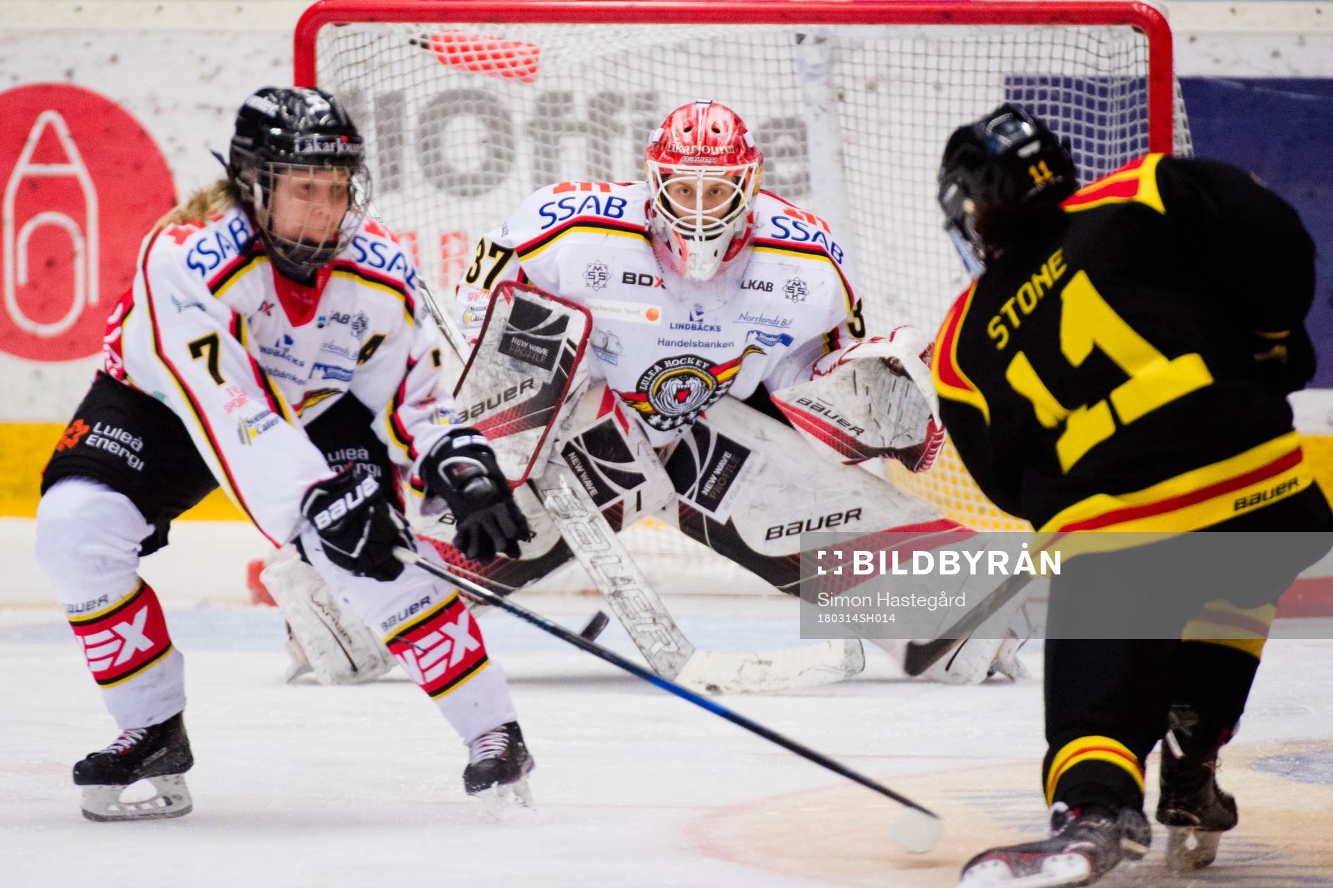 Brynäs Danielle Stone provar skott mot Luleås målvakt