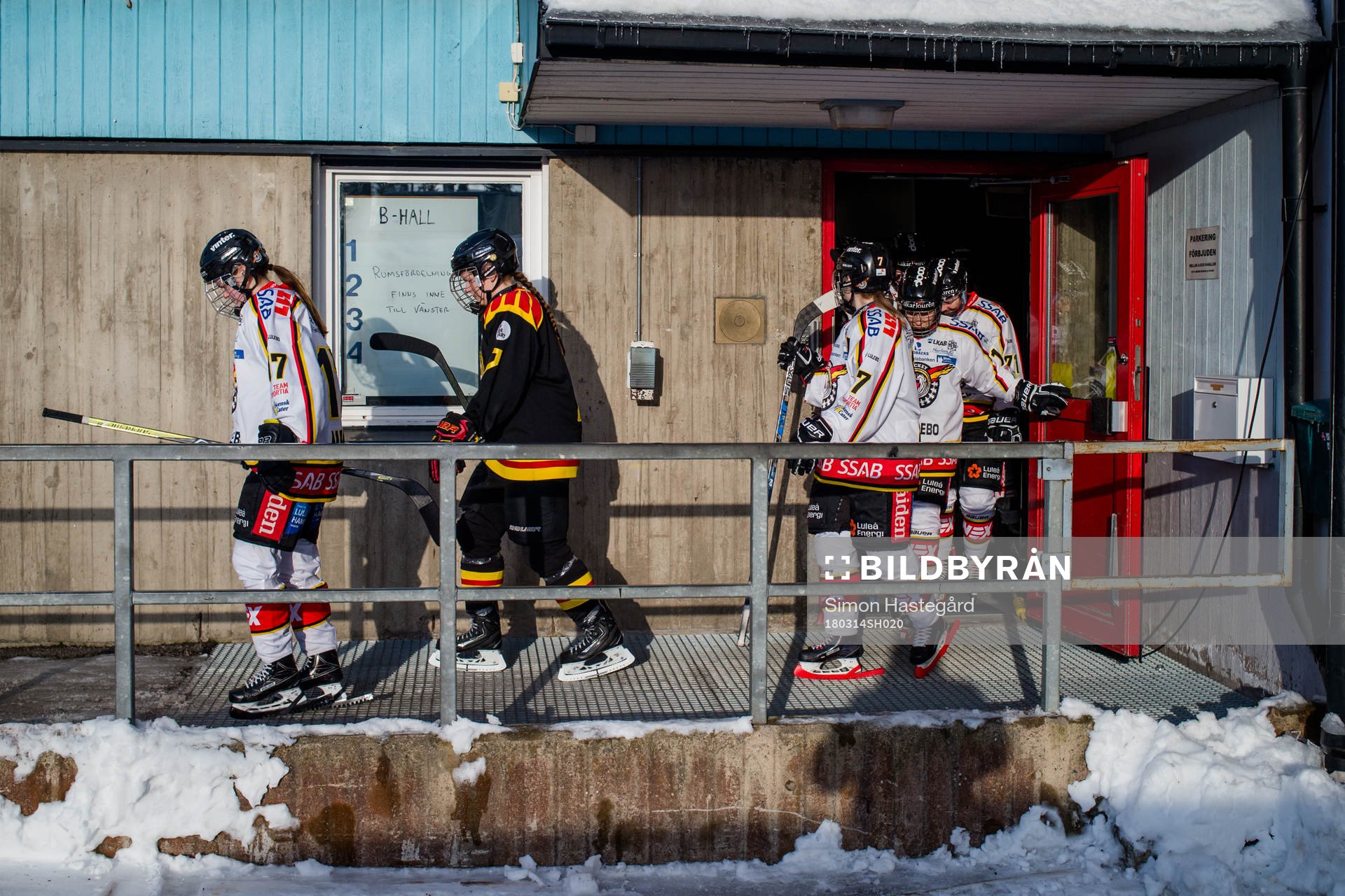 Luleå och Brynäs spelare går mot omklädningsrummen