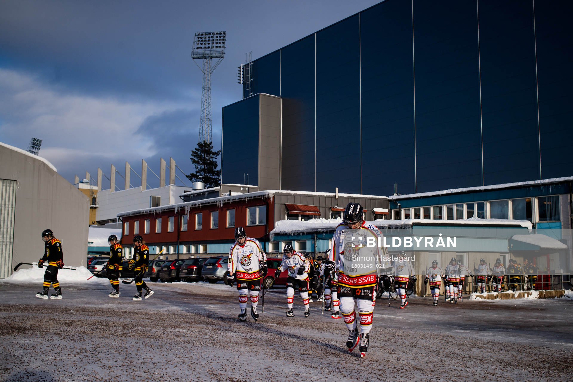 Luleå och Brynäs spelare går mot omklädningsrummen