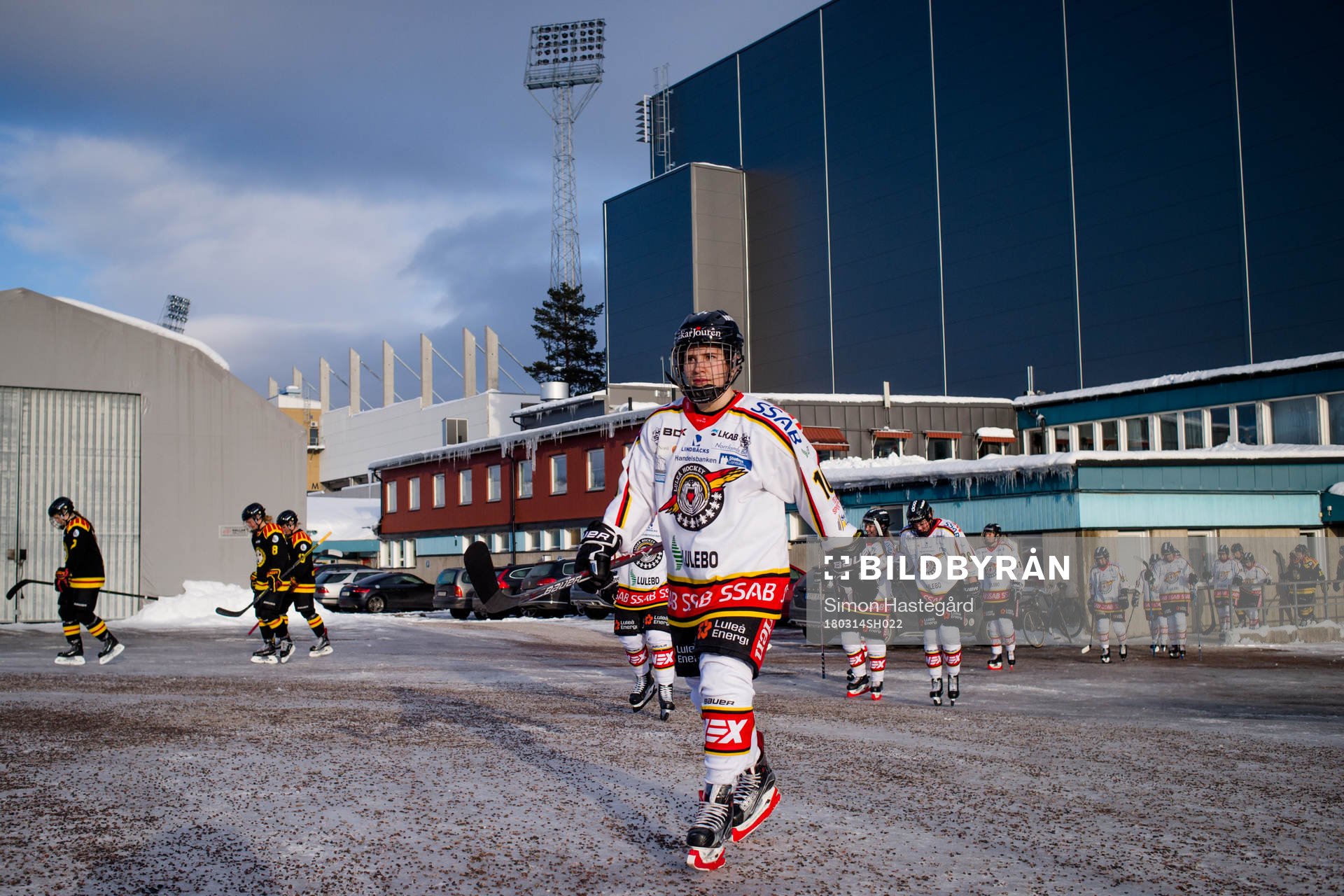 Luleå och Brynäs spelare går mot omklädningsrummen