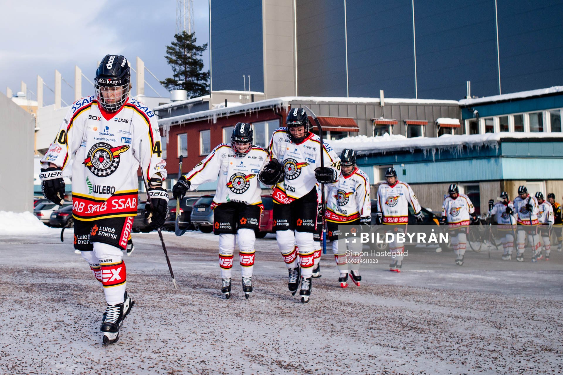 Luleå och Brynäs spelare går mot omklädningsrummen