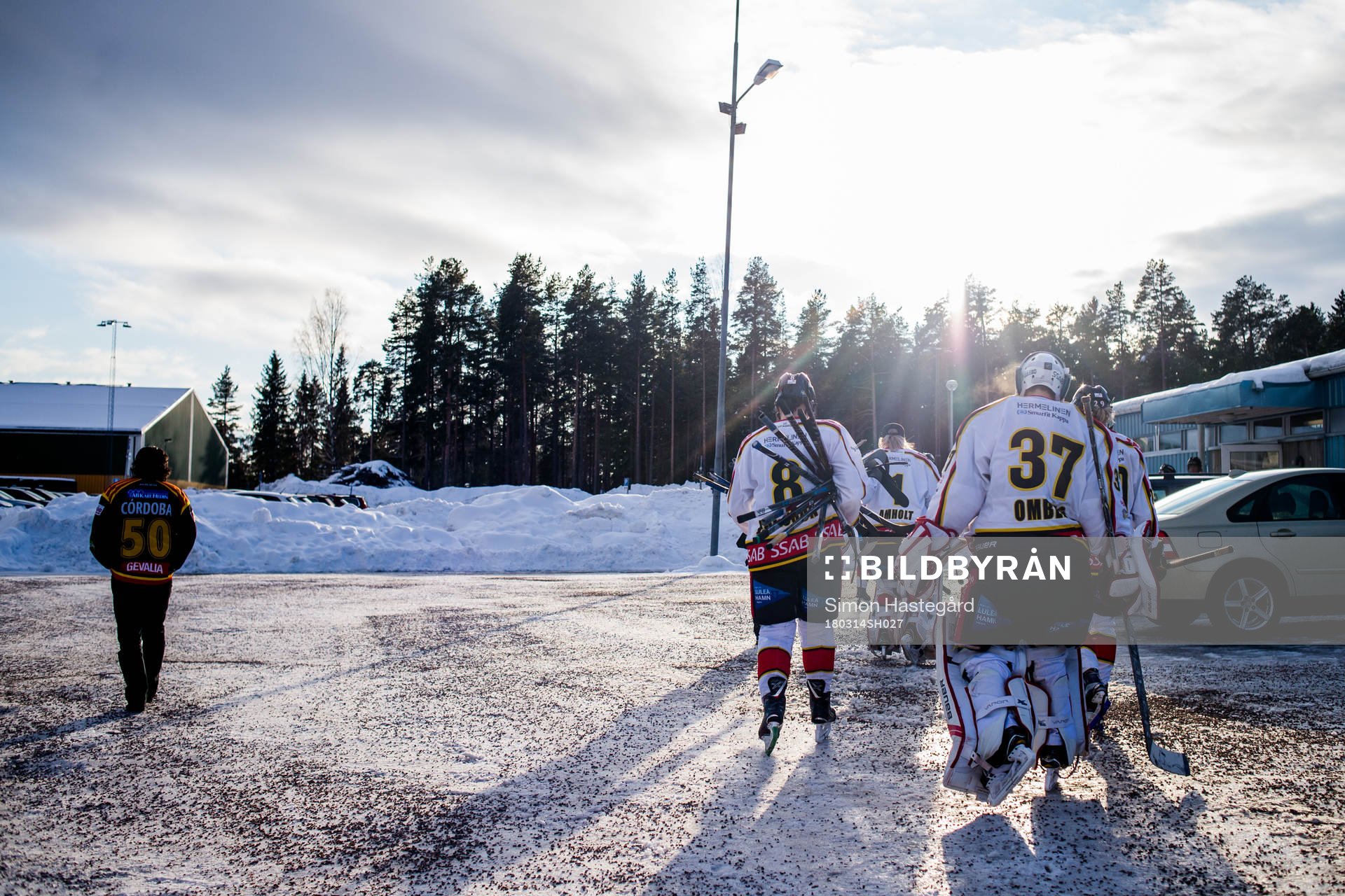 Luleå och Brynäs spelare går mot omklädningsrummen
