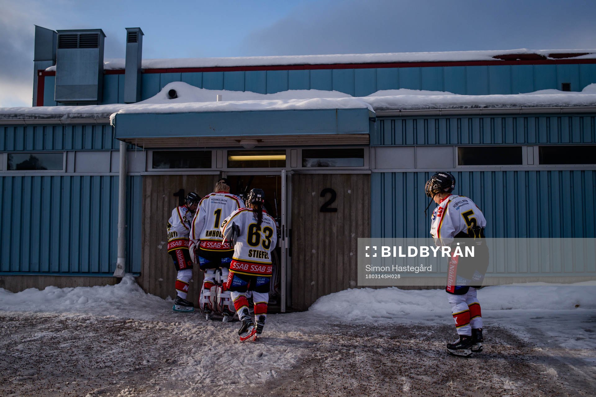 Luleås spelare går mot omklädningsrummen utanför