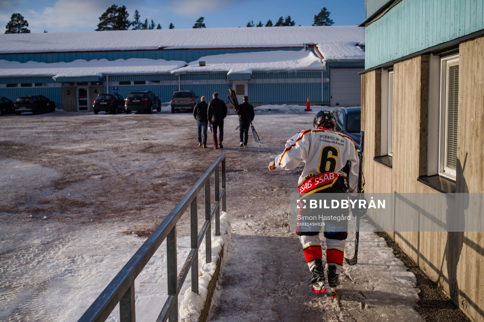 Luleås Jenni Hiirikoski går mot omklädningsrummen