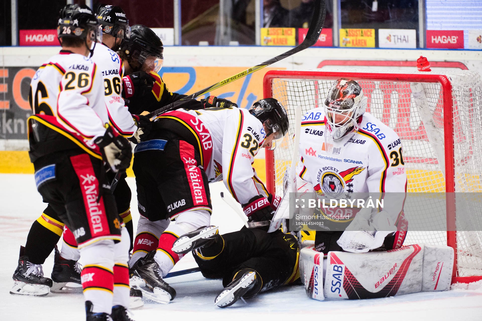 Brynäs Johan Alcén i en kamp med Luleås Oscar Engsund