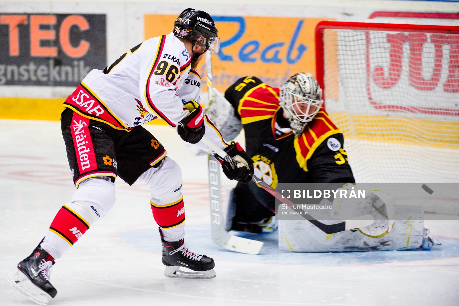 Luleås Robin Kovacs gör 1-2 bakom Brynäs målvakt David