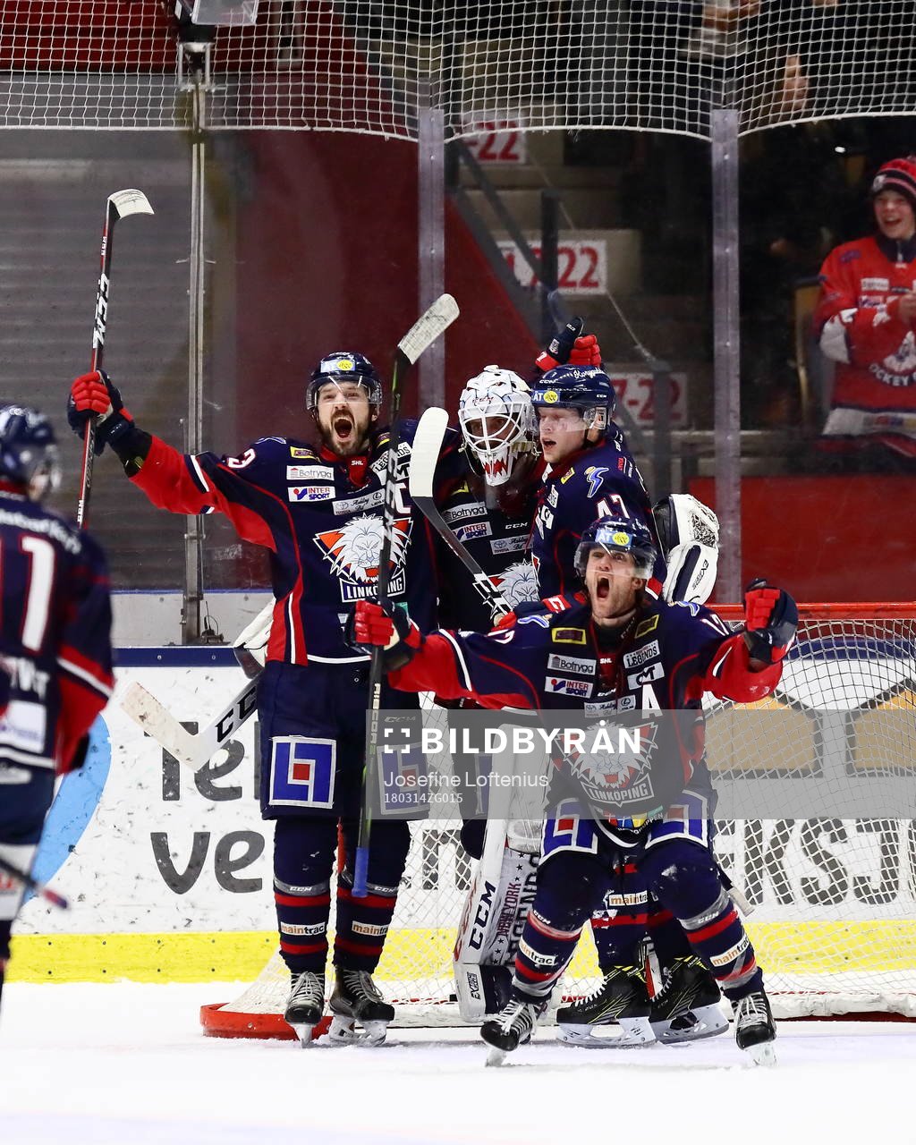 Linköpings Niklas Persson, målvakt Jonas Gustavsson,