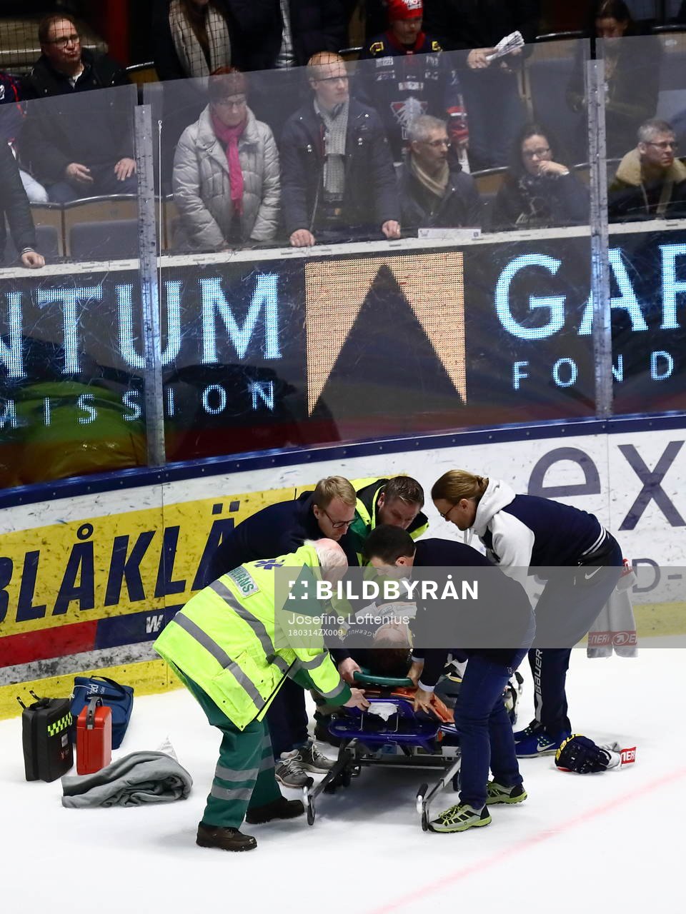 s Lawrence Pilut är skadad och bärs ut på bår