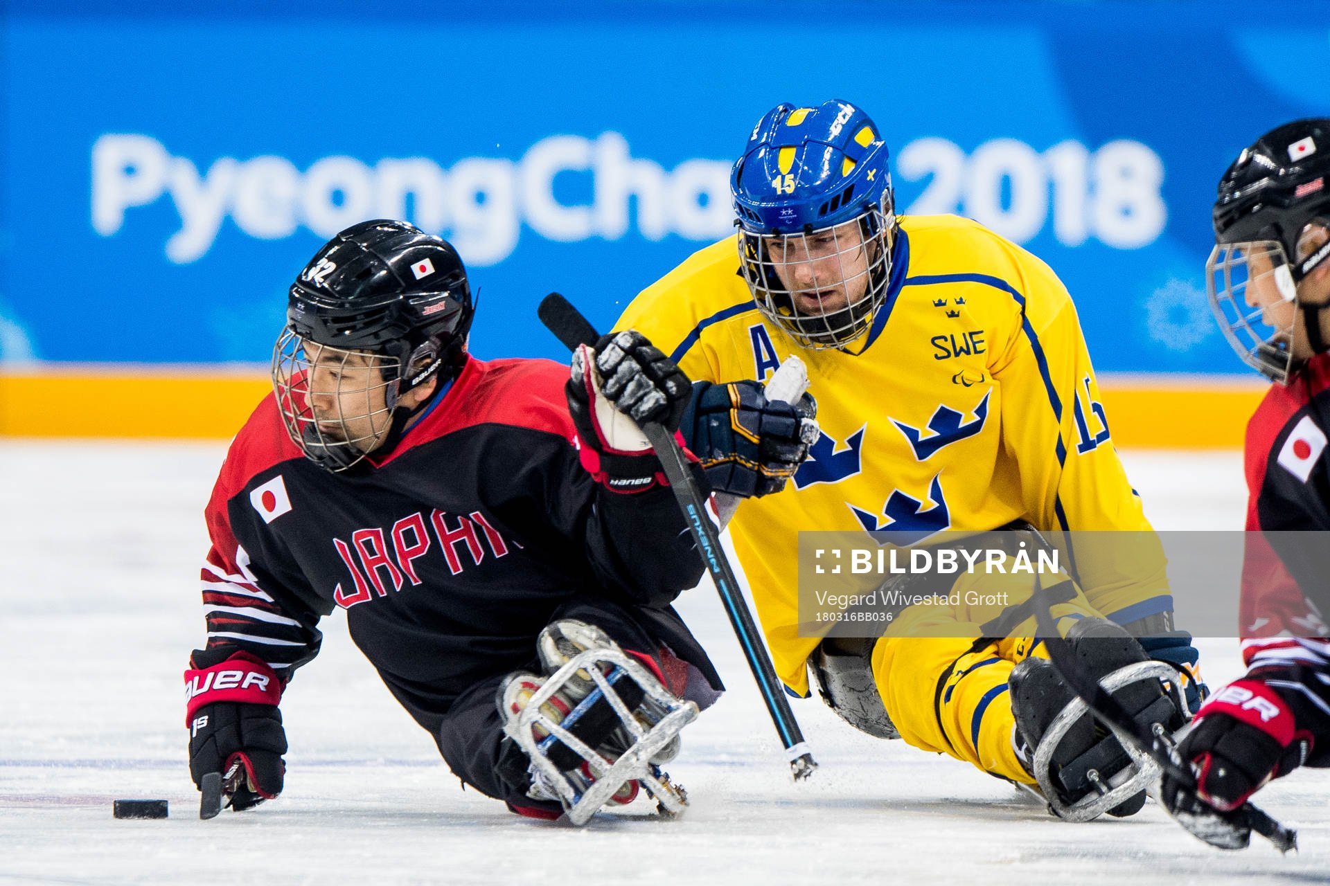 Daisuke Uehara of Japan and Christian Hedberg of Sweden