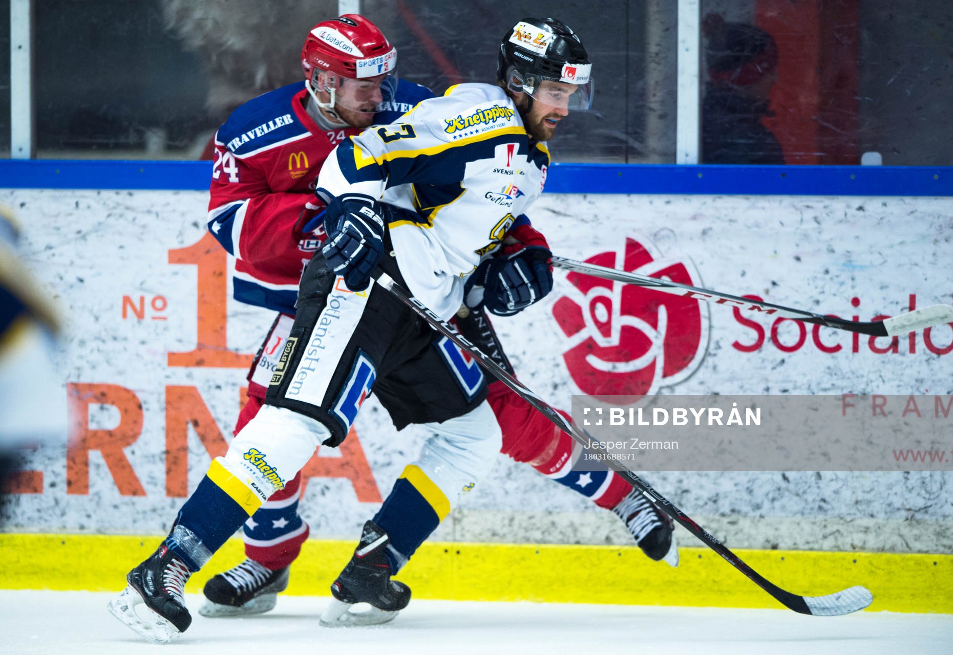 Visby/Romas Matthias Sundberg i en närkamp med Huddinges