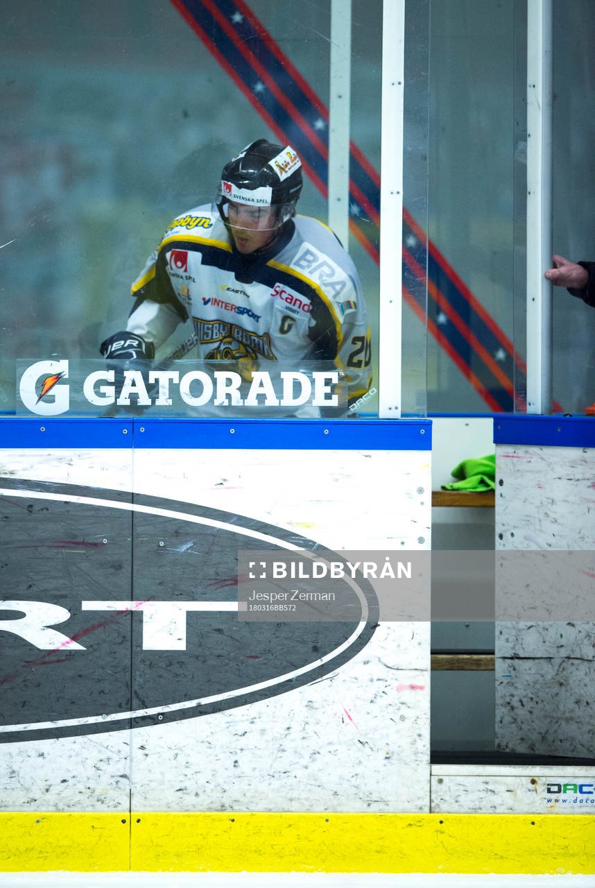 Visby/Romas Mikael Adamsson sätter sig i utvisningsbåset
