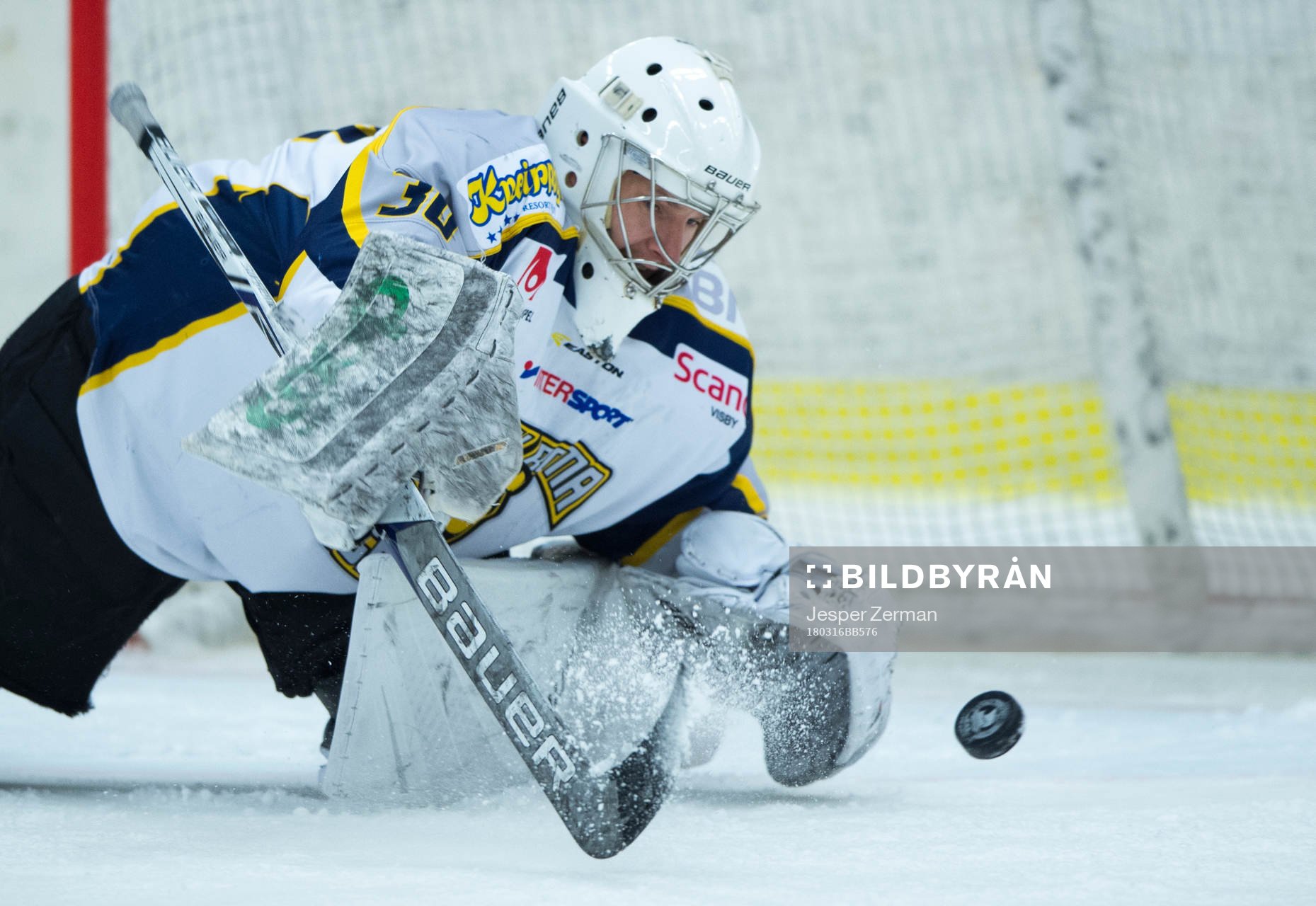Visby/Romas målvakt Sammy Gustavsson räddar ett skott