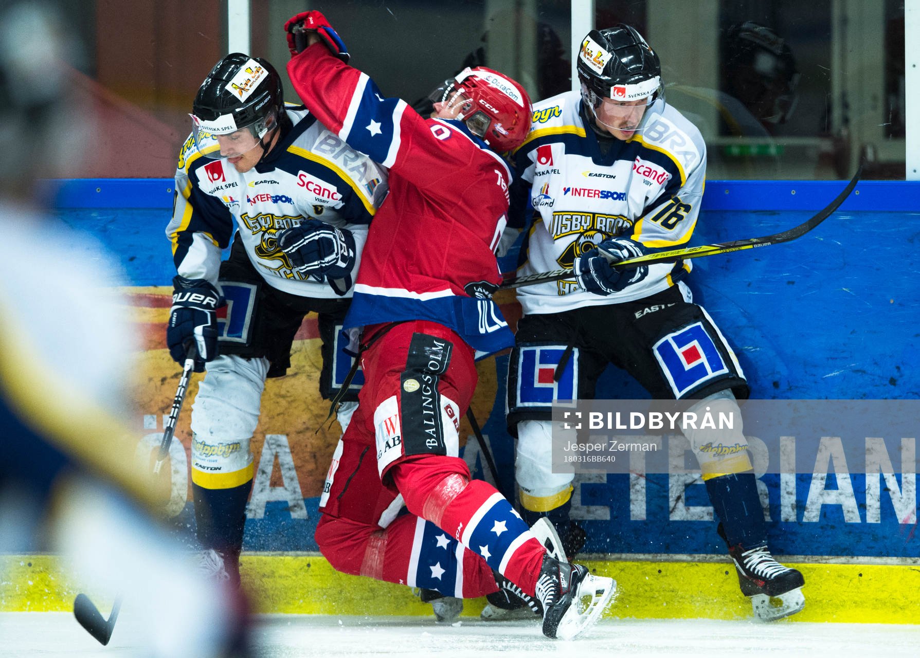 Huddinges Erik Ullman tacklas av Visby/Romas Carl Ericson
