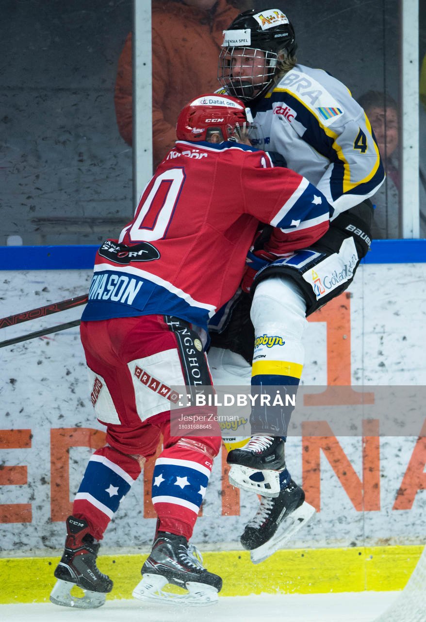 Visby/Romas Jonathan Granström tacklas av Huddinges Björn