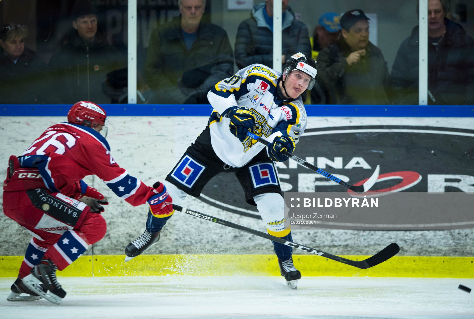 Visby/Romas Emil Fahlander med en passning