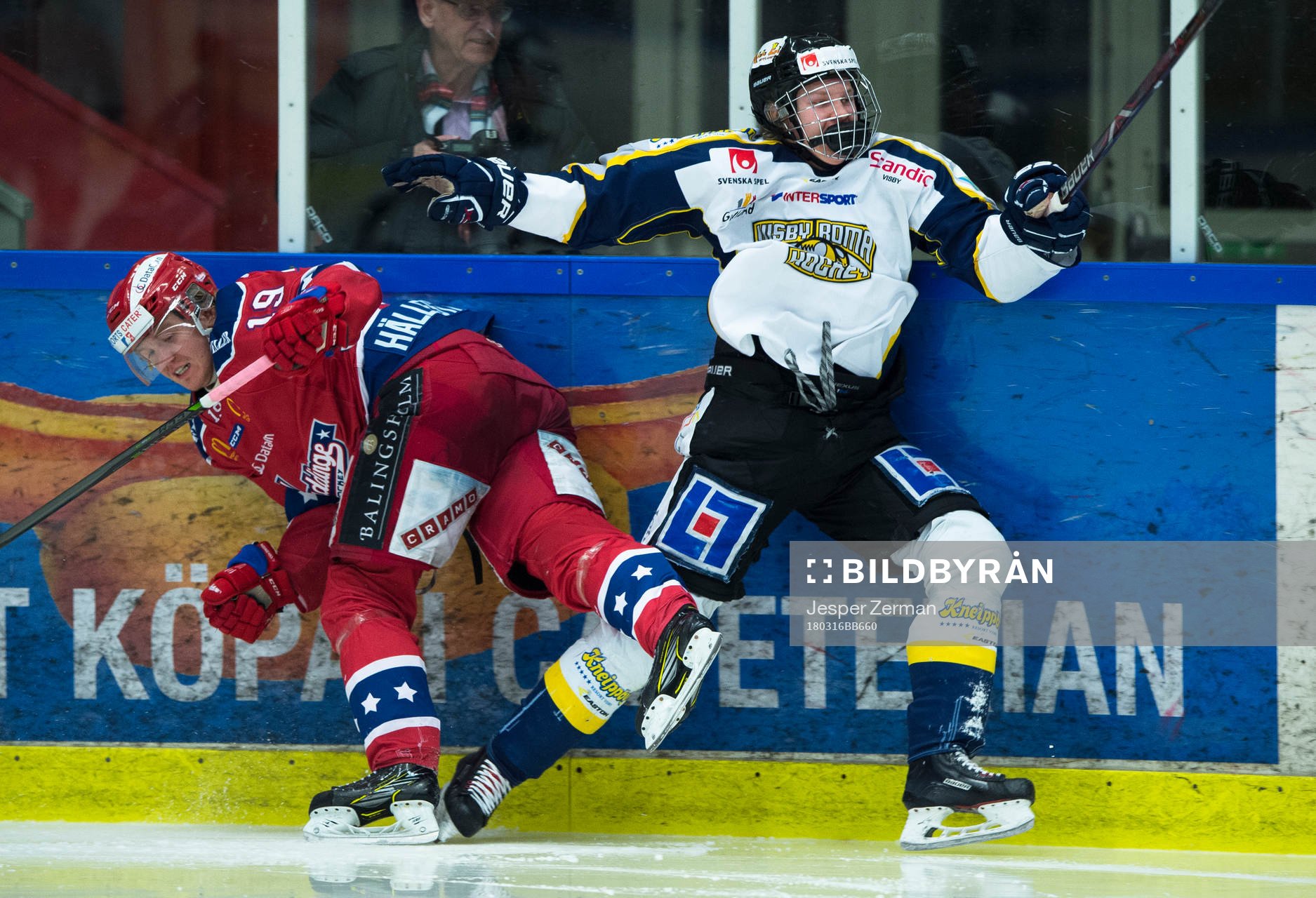 Huddinges Joakim Hällerström tacklar Visby/Romas Jonathan
