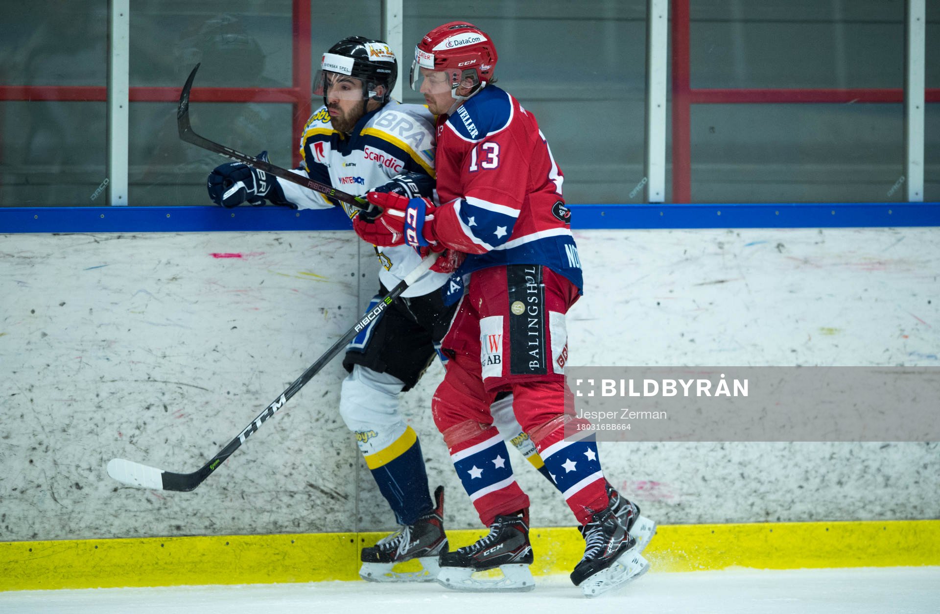 Visby/Romas Nick Hedemyr tacklas av Huddinges Dennis