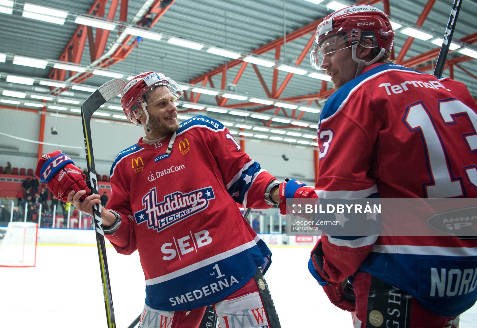 Huddinges Marcus Lissäng och Dennis Nordström jublar