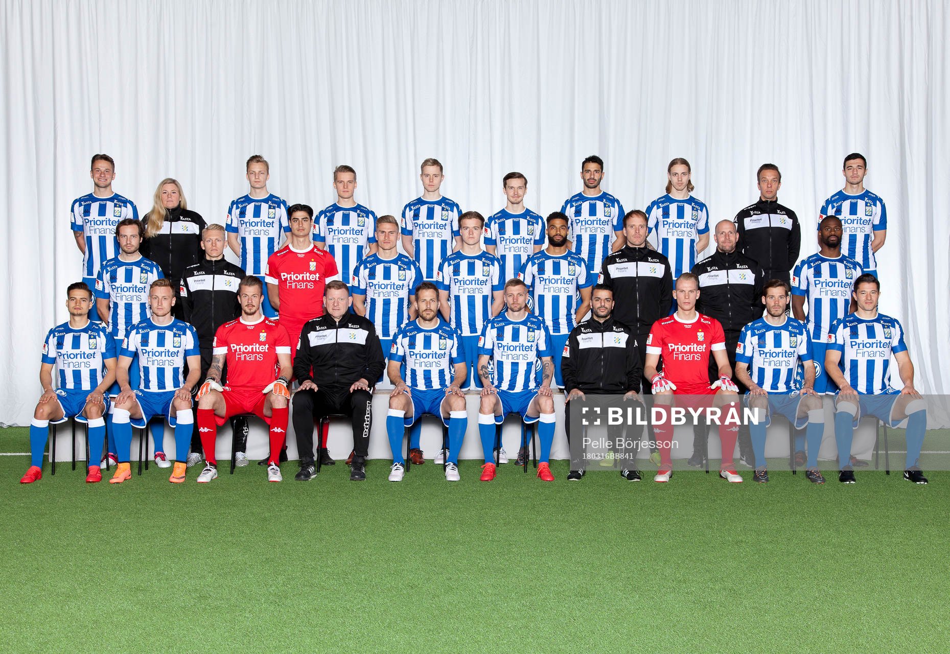 IFK Göteborg poserar för en lagbild den 16 mars 2018 i Göteborg. Bakre ledet från vänster: Andreas Öhman, analys Linda Breding, Billy Nordström, Mikael Ingebrigtsen, Victor Wernersson, Patrik Karlsson Lagemyr, André Calisir, Elías Már Ómarsson, fysio Roland Kaldéus, Giorgi Kharaishvili. Mittenledet från vänster: Mix Diskerud, fystränare Kalle Olsson, Tom Amos, Carl Starfelt, August Erlingmark, Kristopher Da Graca, fysio Calle Persson, målvaktstränare Stefan Remnér, Vajebah Kaliefah Sakor. Sittande från vänster: Amin Affane, Sebastian Olsson, Erik Dahlin, assisterande tränare Alf Westerberg, Tobias Hysén, Sebastian Eriksson, huvudtränare Poya Asbaghi, Pontus Dahlberg, Emil Salomonsson, David Boo Wiklander.