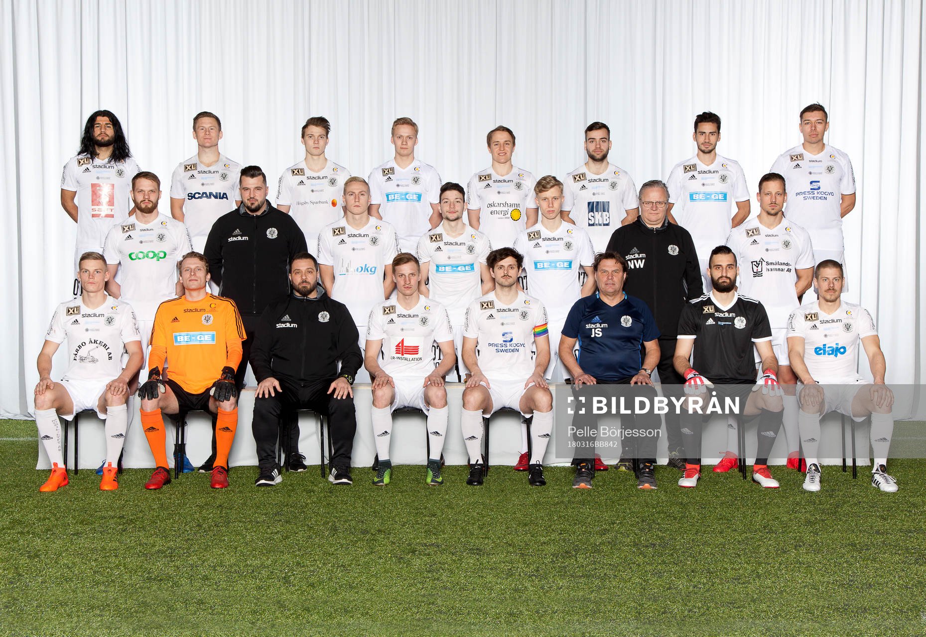 Oskarshamn poserar för en lagbild den 16 mars 2018 i Oskarshamn. Bakre ledet från vänster: Peiman Eliassi, klubbkoordinator Filip Jägerbrink, Samuel Haglund, Anton Olsson, klubbchef Emil Dolk, Adam Nygren, William Kvist, Sebastian Huenul Helgesson. Mittenledet från vänster: Casper Källberg, assisterande tränare Agim Hasani, Carl Savolainen, Yllin Podricaku, Andre Nader, hjälp tränare Niclas Wilhemsson, Sonny Karlsson. Sittande från vänster: Anton Agebjörn, David Thorngren, målvaktstränare/assisterande tränare Alexandros Postanidis, Eric Persson, Mergim Smakolli, huvudtränare Janne Stahre, Filippos Sachsanidis, Johan Nicklasson.