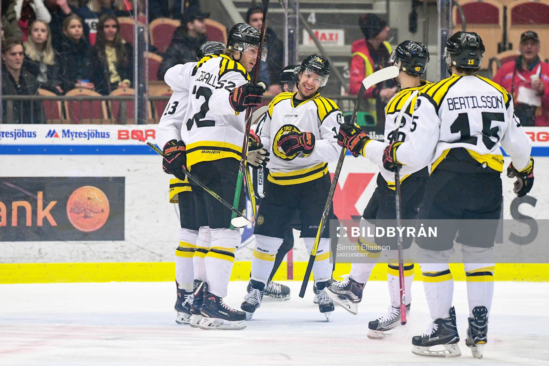 Brynäs Ryan Gunderson jublar med lagkamrater