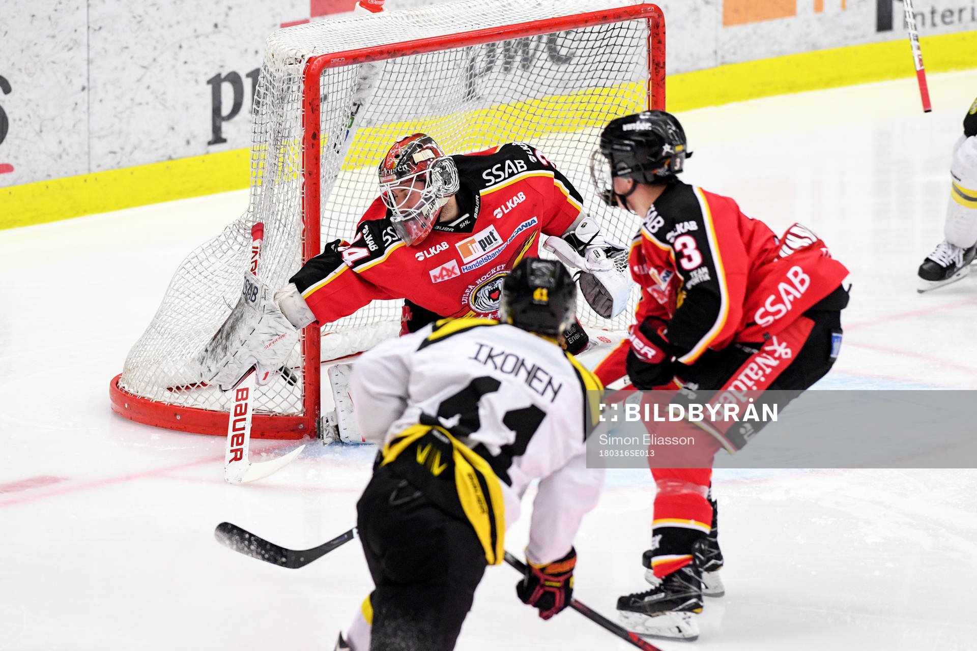 Brynäs Juuso Ikonen gör 0-1 bakom Luleås målvakt Joel