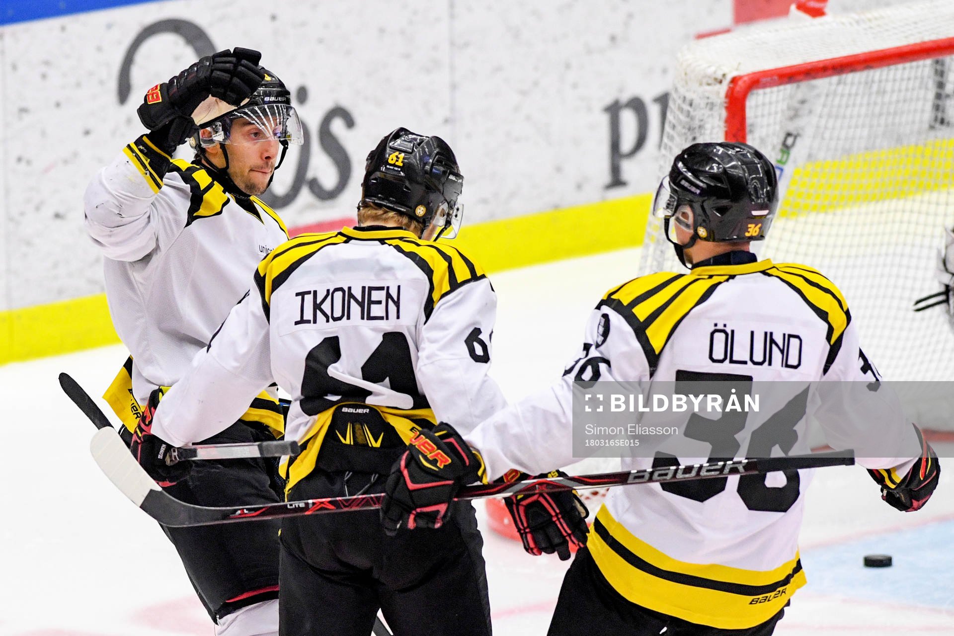 Brynäs Juuso Ikonen jublar med lagkamrater