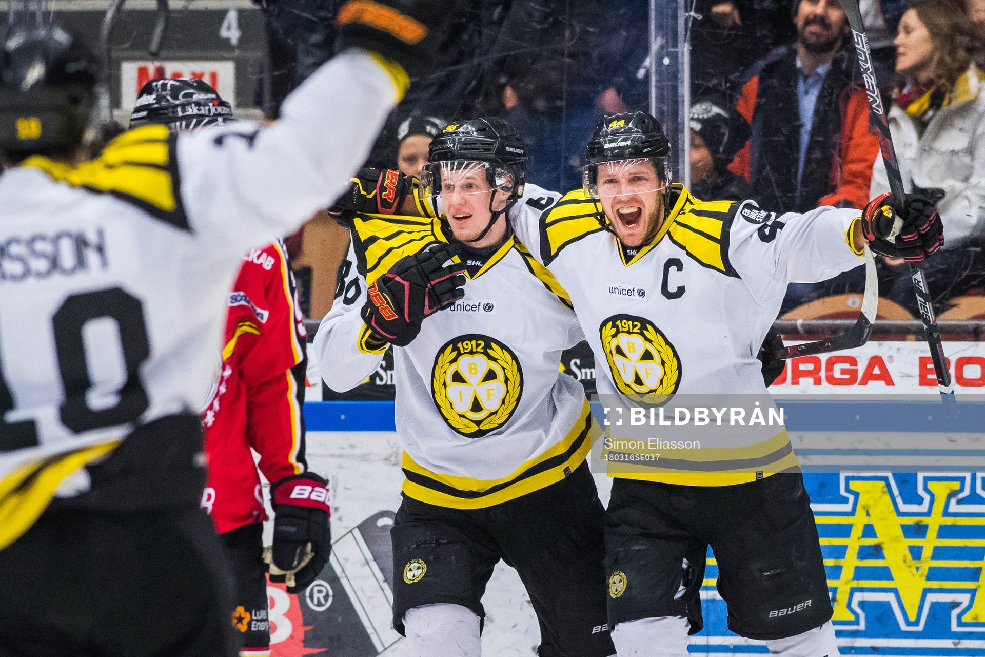 Brynäs Jacob Blomqvist och Linus Ölund jublar