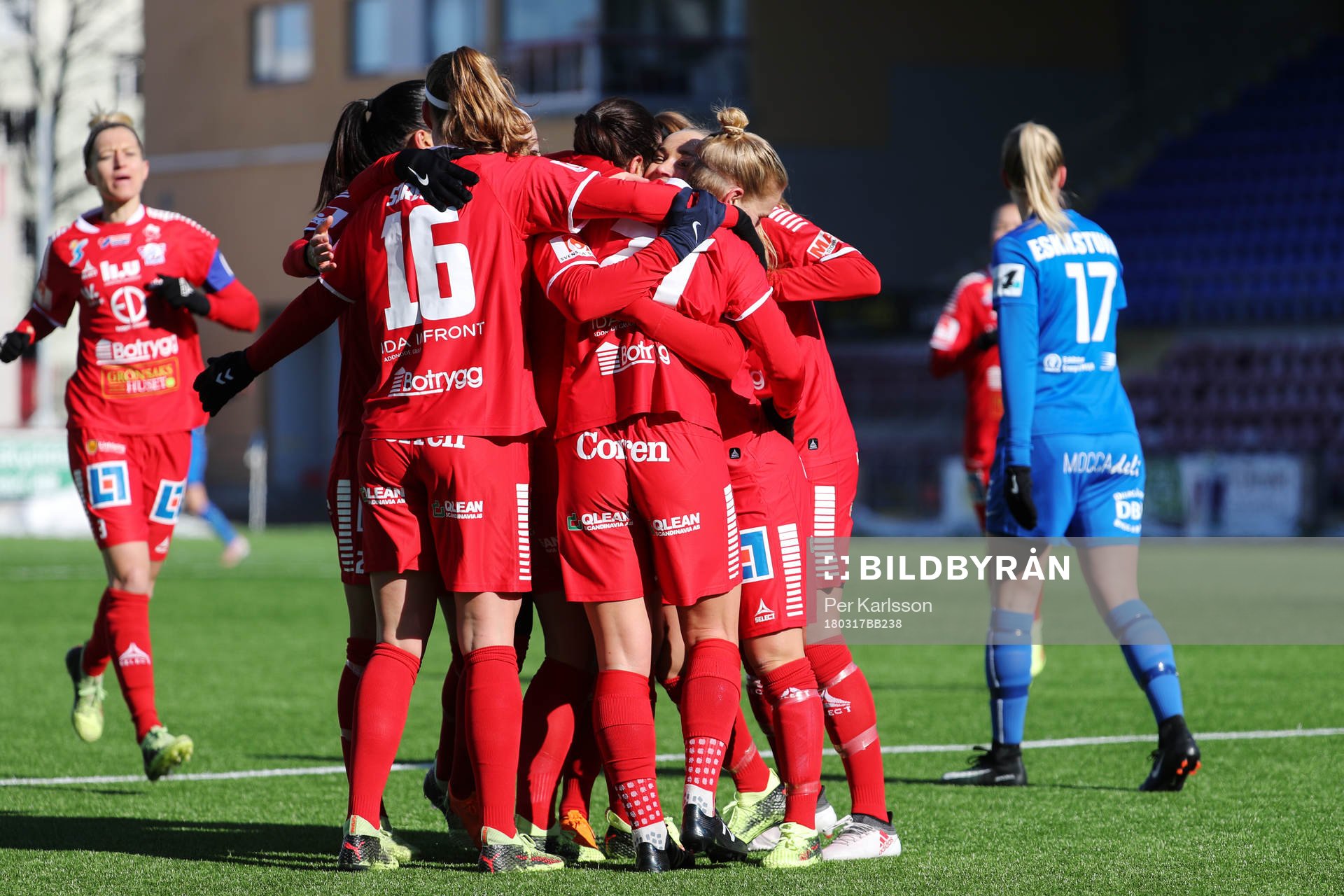 Linköpings spelare jublar efter att Natasha Dowie gjort 1-0-målet under fotbollssemifinalen i Svenska Cupen mellan Eskilstuna United och Linköping den 17 mars i Eskilstuna.