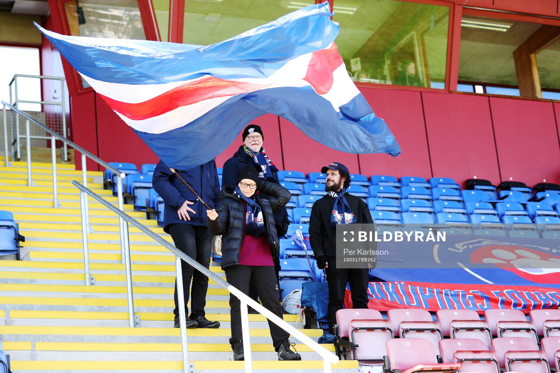 Linköpings supportrar på läktaren med flagga