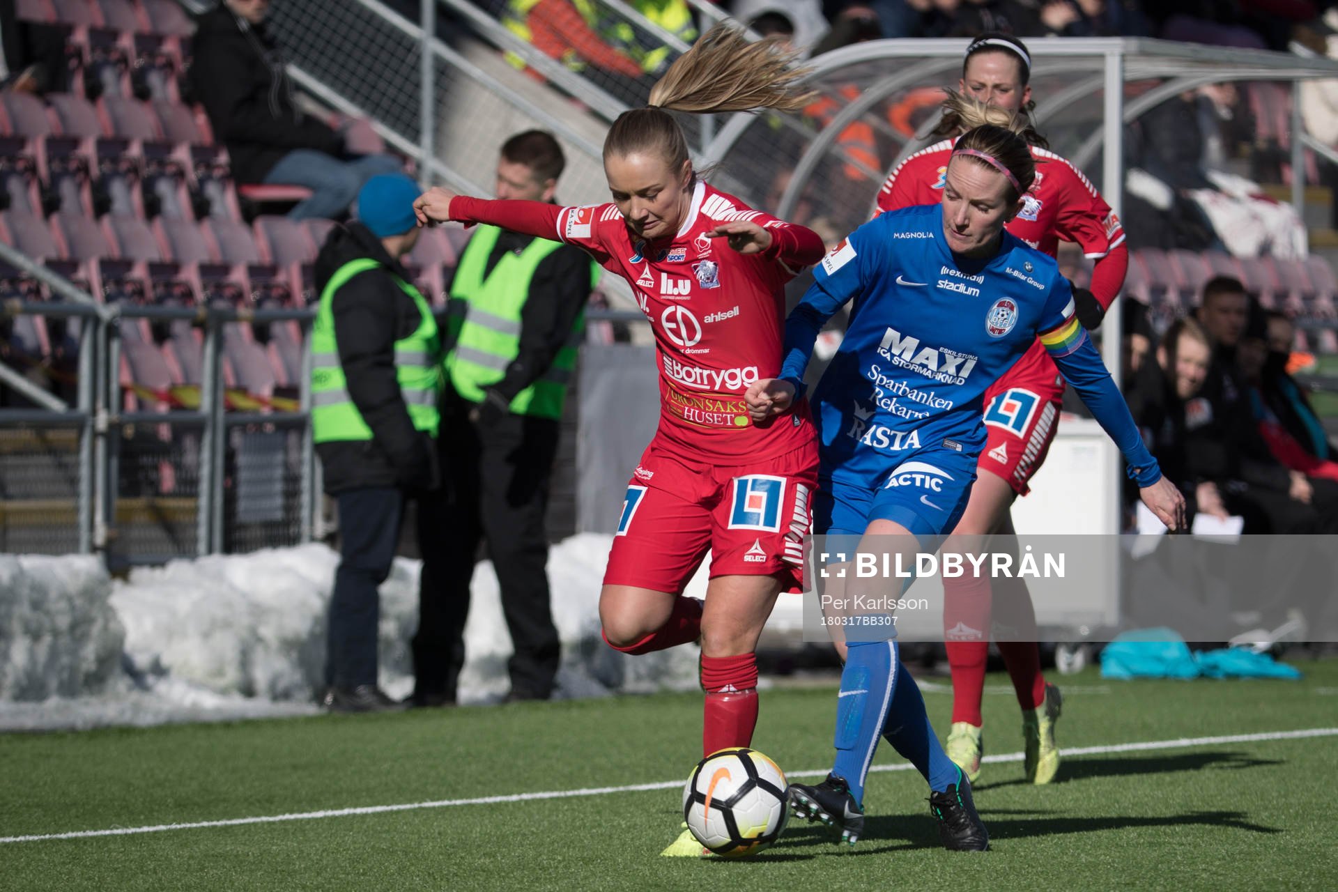 Linköpings Filippa Angeldal i kamp om bollen