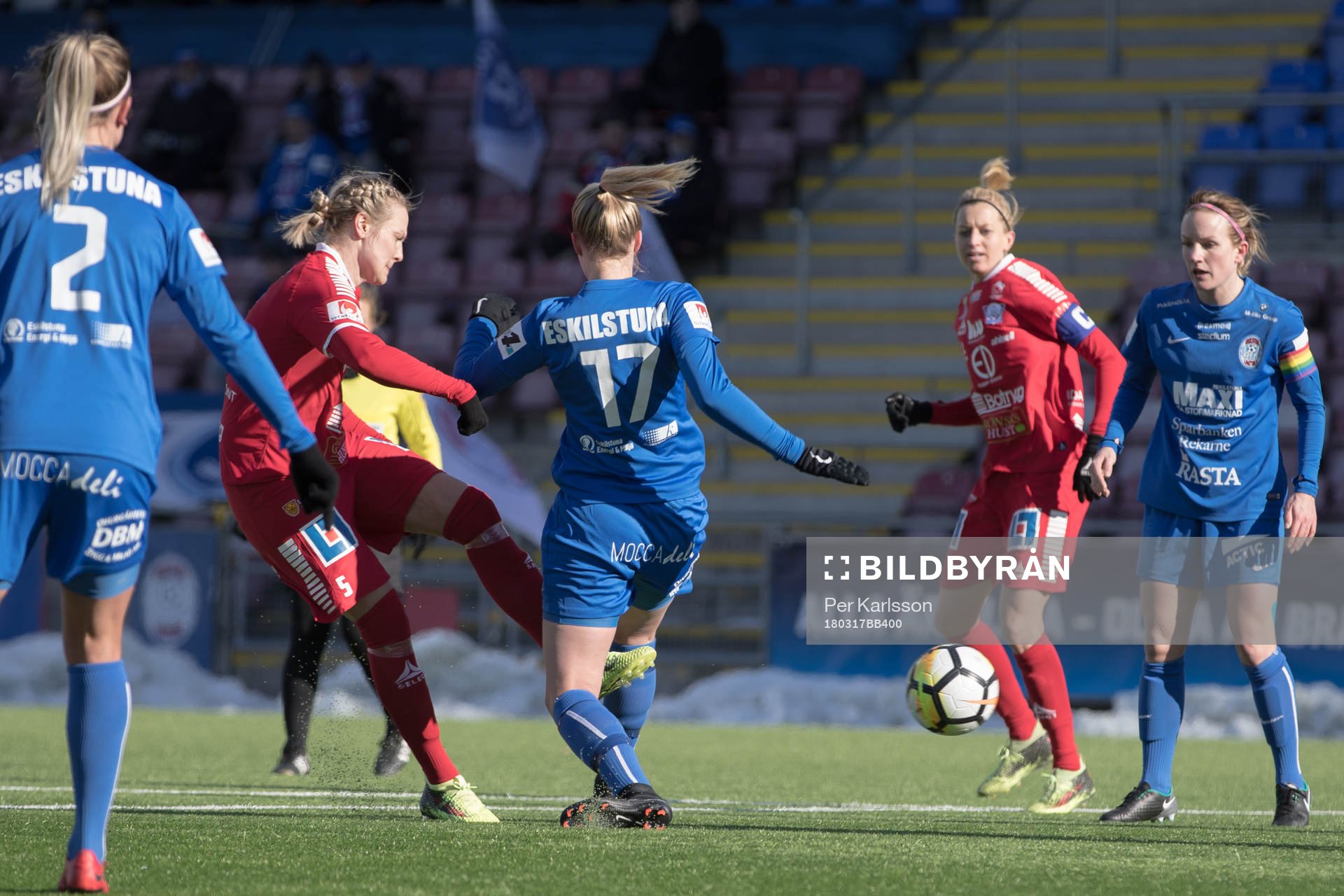 Linköpings Lisa Lantz skjuter mot mål