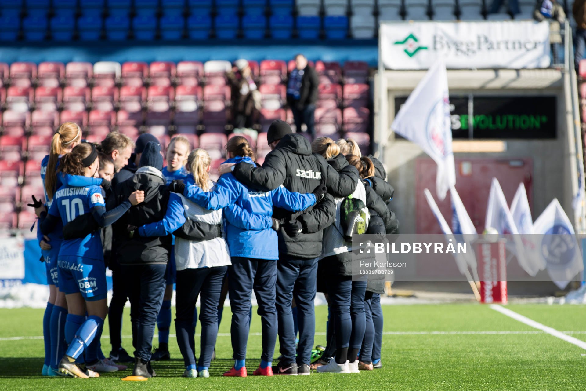 Deppigt Eskilstuna United som samlats mitt på plan
