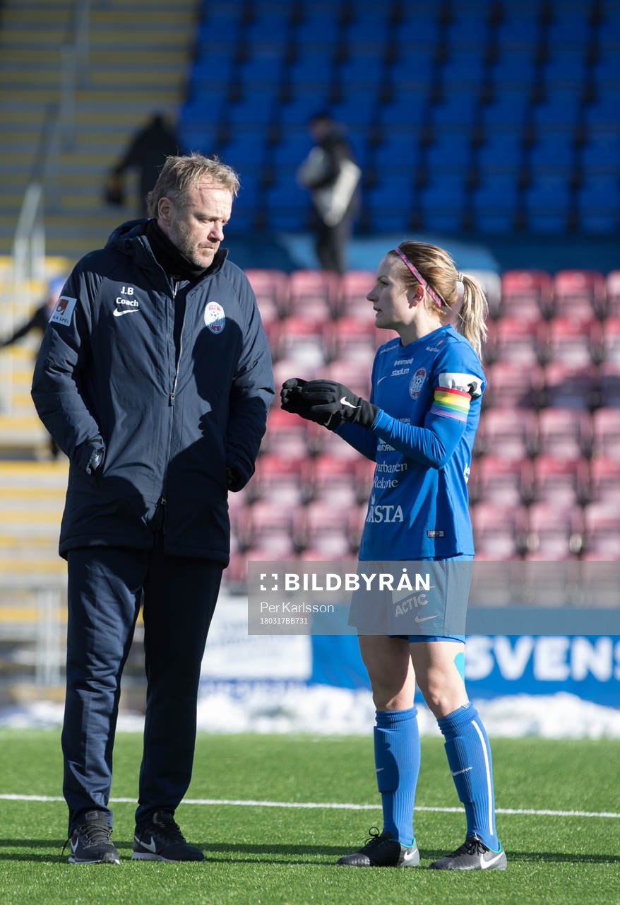 Eskilstunas Petra Andersson pratar med tränare Jonas