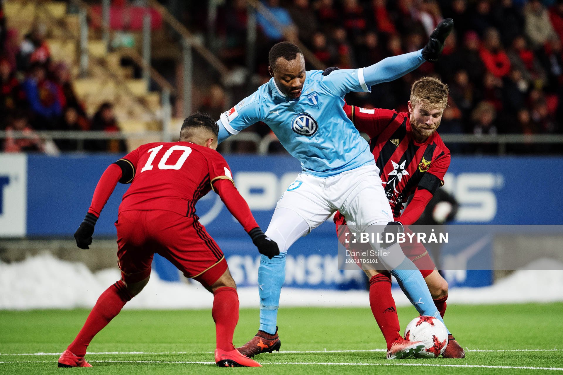 Östersunds Hosam Aiesh och Dennis Widgren i kamp om bollen