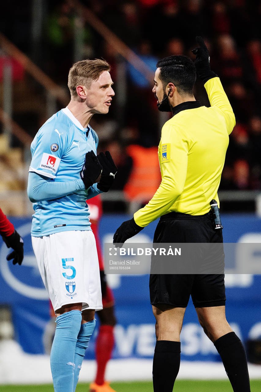 Malmö FFs Sören Rieks reagererar mot domare Mohammed
