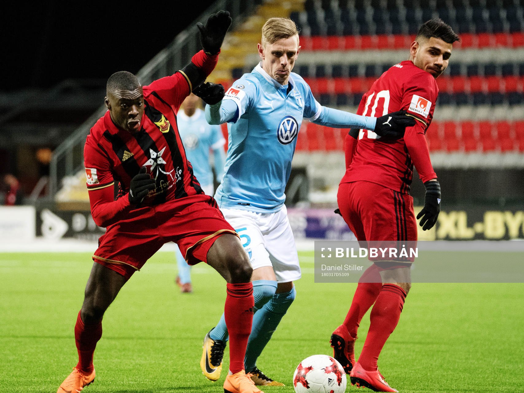 Östersunds Ken Sema och Hosam Aiesh i kamp om bollen med