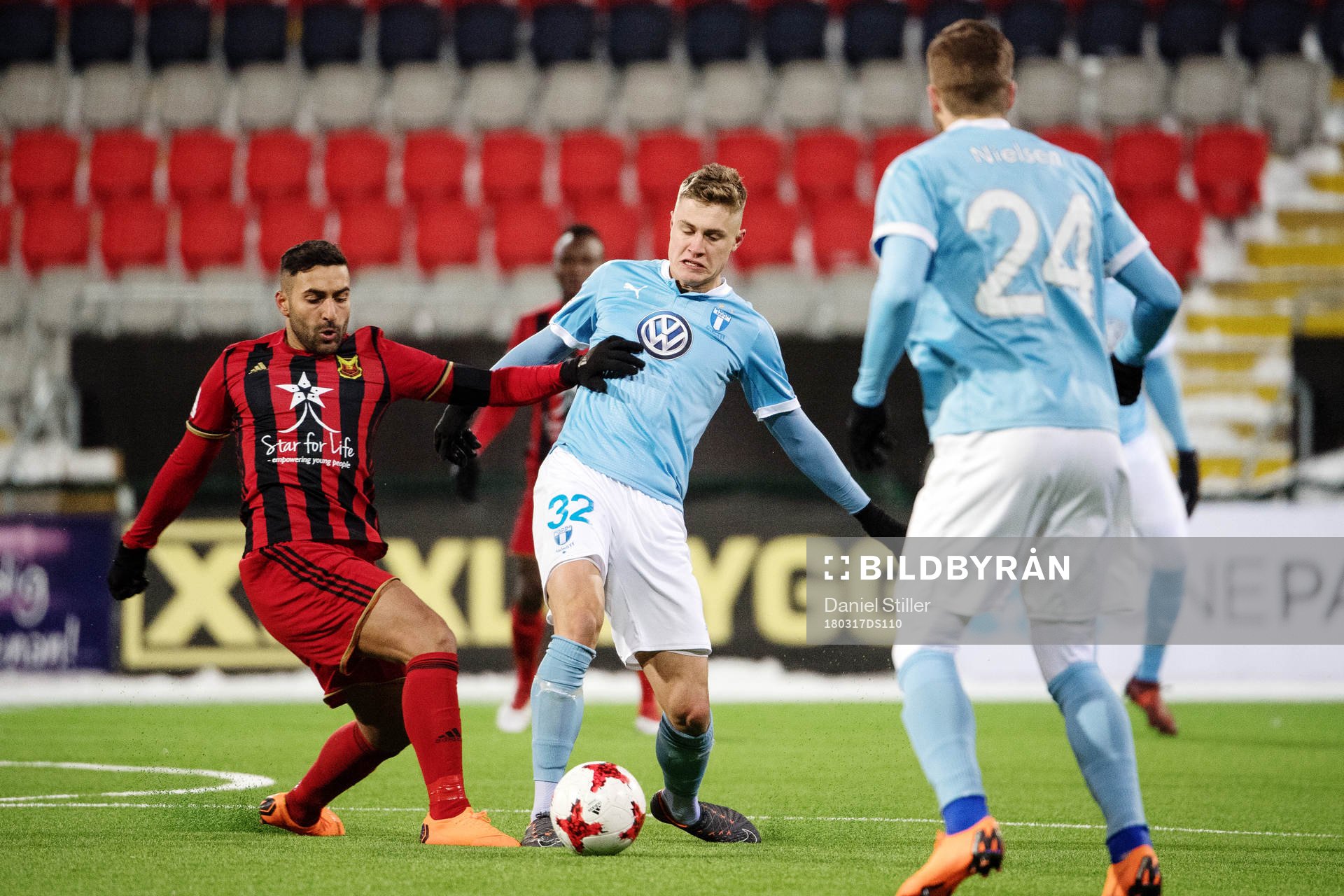 Östersunds Brwa Nouri i kamp om bollen med Malmö FFs Mattias Svanberg under semifinalen i Svenska Cupen mellan Östersund och Malmö FF den 17 mars 2018 i Östersund.