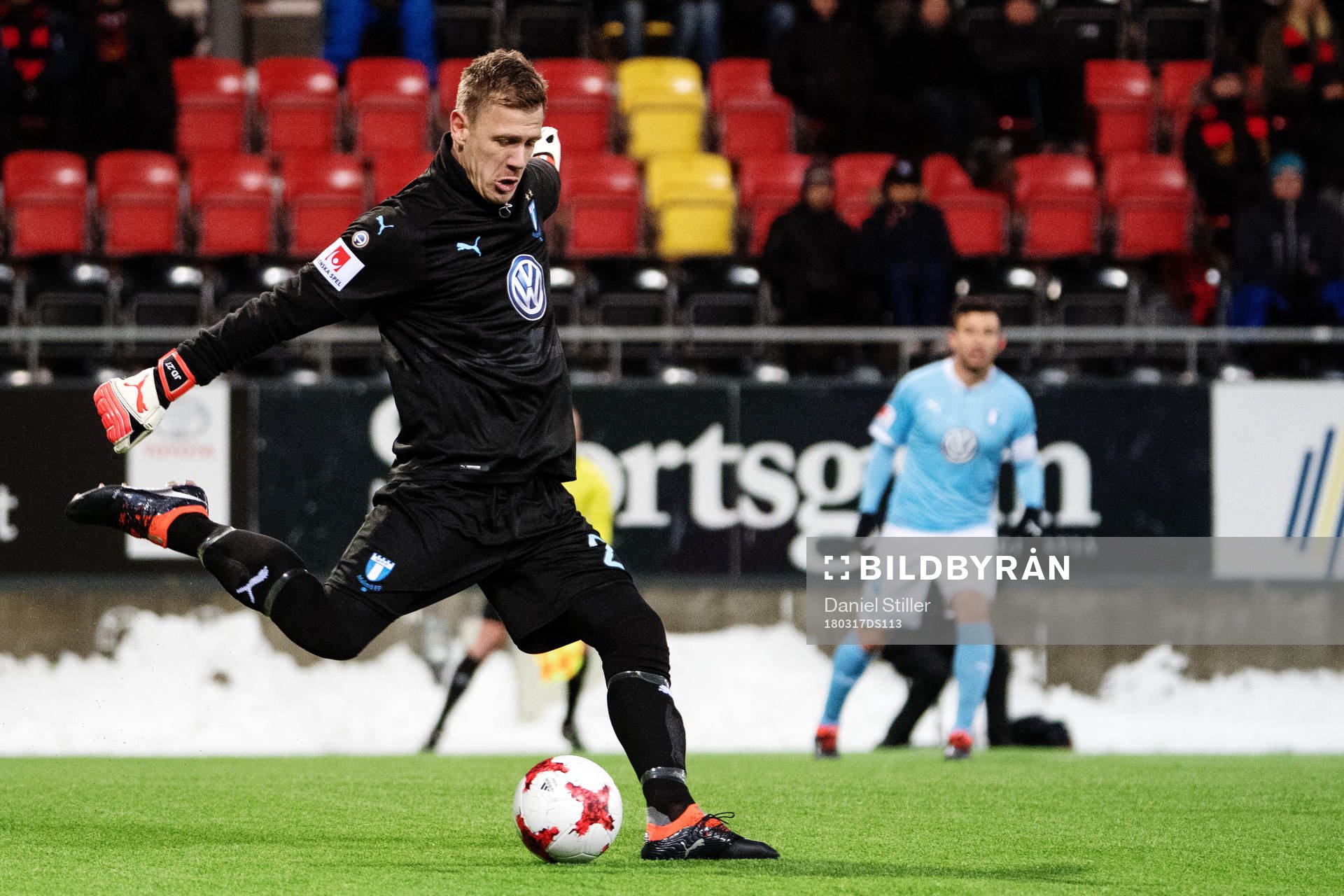 Malmö FFs målvakt Johan Dahlin skjuter ut bollen