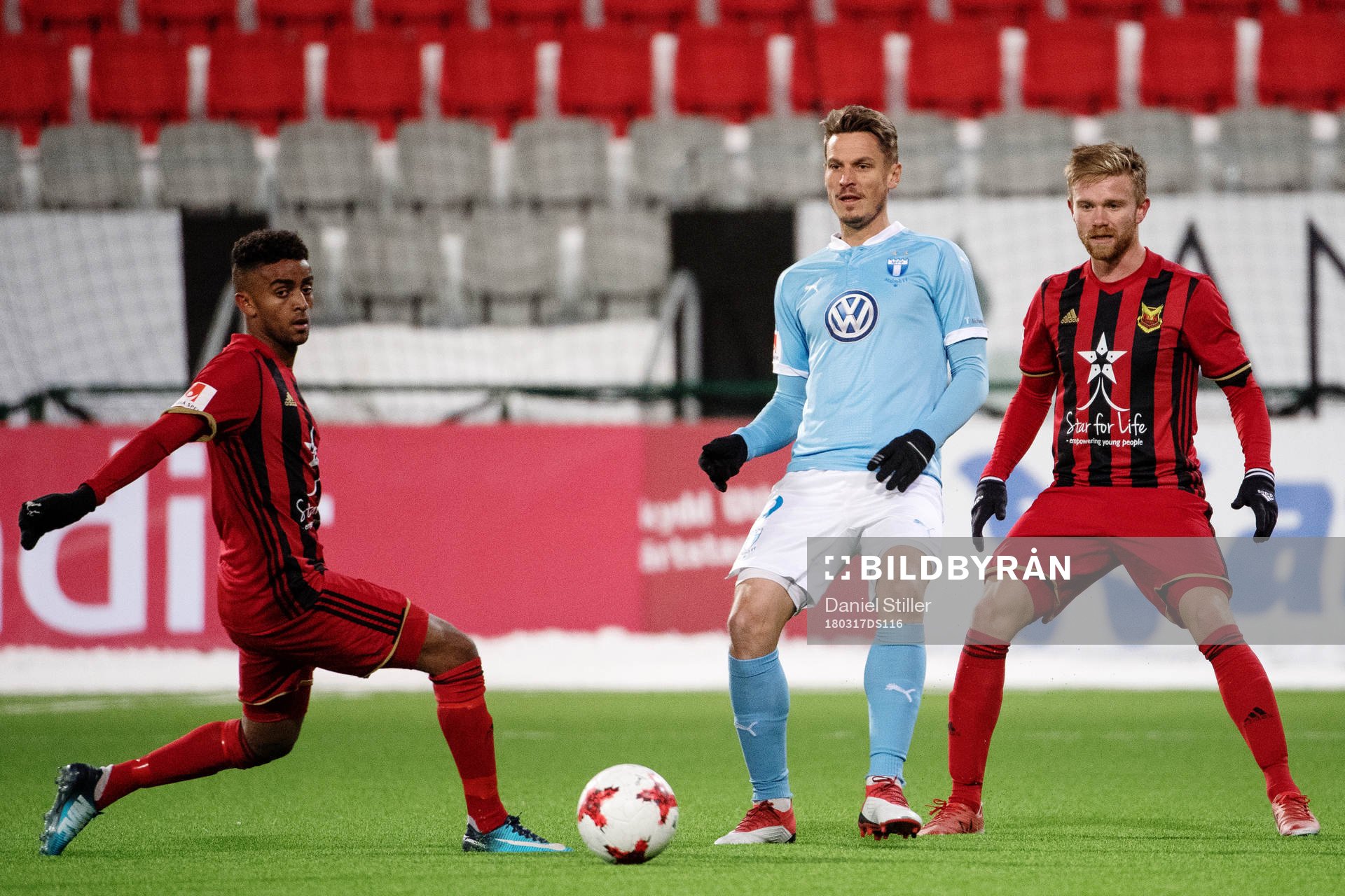 Östersunds Tesfaldet Tekie och Dennis Widgren samt Malmö FFs Markus Rosenberg under semifinalen i Svenska Cupen mellan Östersund och Malmö FF den 17 mars 2018 i Östersund.